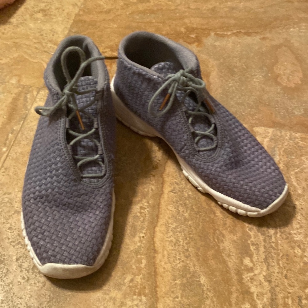 Women’s gray Jordan’s 5 1/2
